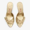 Livi Wedge 85: sandalias tipo mule de cuero napa metalizado dorado con cuña y lazo Livi Wedge 85: sandalias tipo mule de cuero napa metalizado dorado con cuña y lazo