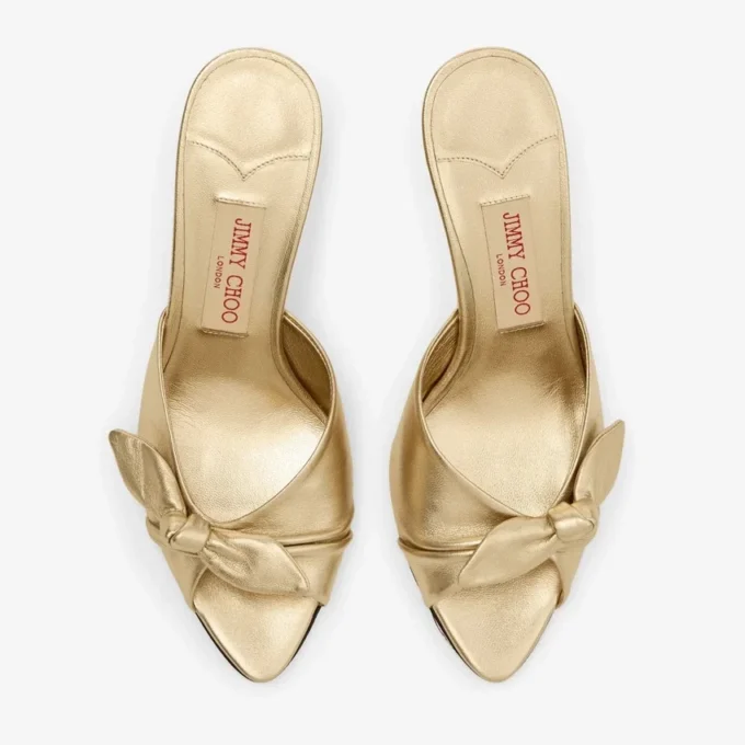 Livi Wedge 85: sandalias tipo mule de cuero napa metalizado dorado con cuña y lazo Livi Wedge 85: sandalias tipo mule de cuero napa metalizado dorado con cuña y lazo