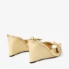 Livi Wedge 85: sandalias tipo mule de cuero napa metalizado dorado con cuña y lazo Livi Wedge 85: sandalias tipo mule de cuero napa metalizado dorado con cuña y lazo