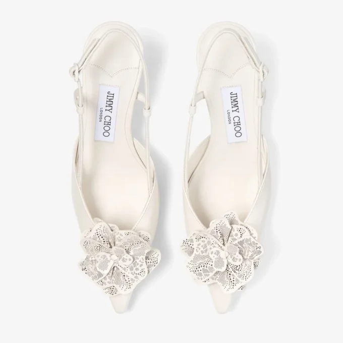 Mimmi Sling Back 50 Latte: sandalias de talón abierto de piel napa brillante con adorno de encaje Mimmi Sling Back 50 Latte: sandalias de talón abierto de piel napa brillante con adorno de encaje