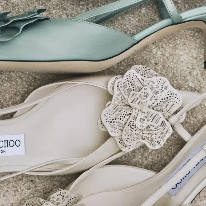 Mimmi Sling Back 50 Latte: sandalias de talón abierto de piel napa brillante con adorno de encaje Mimmi Sling Back 50 Latte: sandalias de talón abierto de piel napa brillante con adorno de encaje