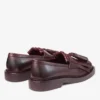 Mocasines Buff con flecos Mocasines de piel de becerro encerada en color merlot intenso Mocasines Buff con flecos Mocasines de piel de becerro encerada en color merlot intenso