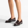 Mocasines Ivy de piel con relieve de cocodrilo brillante en color Sambuco