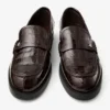 Mocasines Ivy de piel con relieve de cocodrilo brillante en color Sambuco