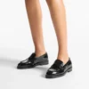 Mocasines Ivy de piel con relieve de cocodrilo negro