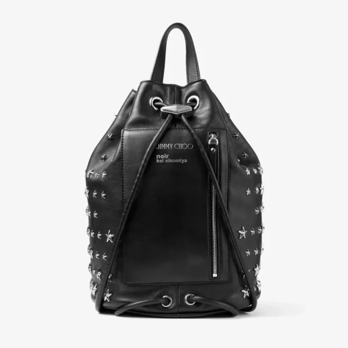 Mochila Jimmy Choo Noir Kei Ninomiya Mochila de piel napa negra con adornos metálicos de estrellas Mochila Jimmy Choo Noir Kei Ninomiya Mochila de piel napa negra con adornos metálicos de estrellas
