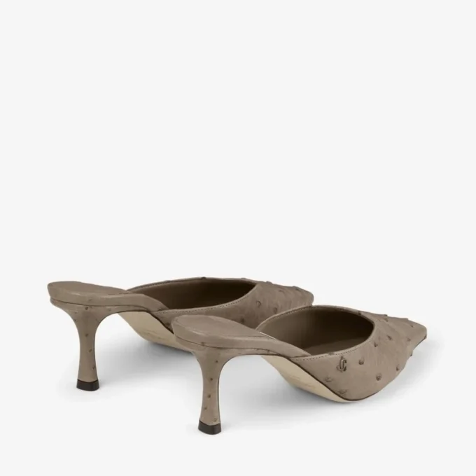 Mules Vivi 65 de piel de avestruz en color topo Mules Vivi 65 de piel de avestruz en color topo