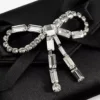 Portatarjetas suave con cadena Portatarjetas de satén negro con lazo de cristal Portatarjetas suave con cadena Portatarjetas de satén negro con lazo de cristal