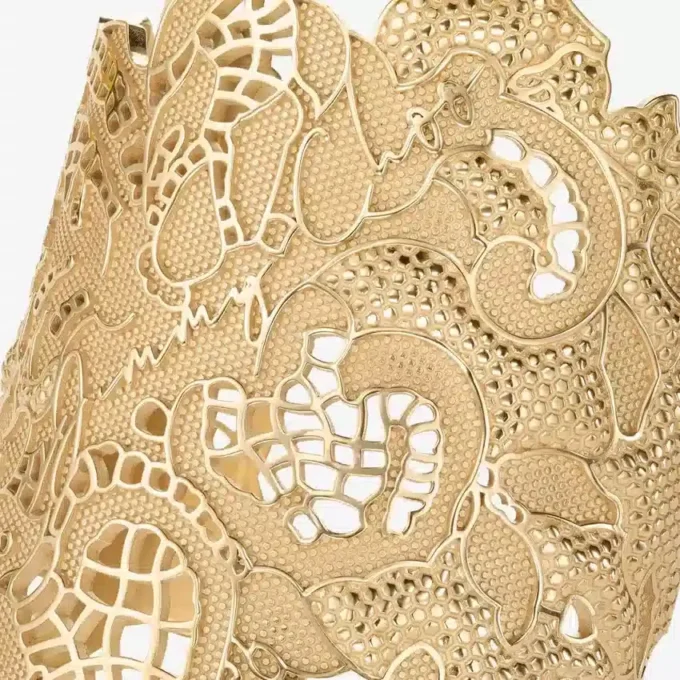 Pulsera tipo brazalete con calados de encaje Pulsera tipo brazalete de metal dorado con encaje Pulsera tipo brazalete con calados de encaje Pulsera tipo brazalete de metal dorado con encaje