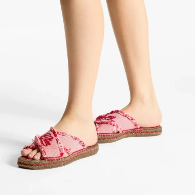 Sandalia Aciel plana de lona deshilachada con motas en rojo rubí Sandalia Aciel plana de lona deshilachada con motas en rojo rubí