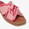 Sandalia Aciel plana de lona deshilachada con motas en rojo rubí Sandalia Aciel plana de lona deshilachada con motas en rojo rubí