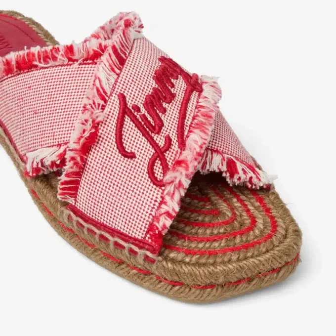Sandalia Aciel plana de lona deshilachada con motas en rojo rubí Sandalia Aciel plana de lona deshilachada con motas en rojo rubí