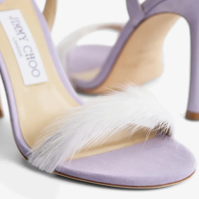 Sandalia de ante lila «72138» con adorno de plumas