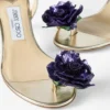 Sandalia de napa metalizada con ramillete de flores Sandalia de napa metalizada con ramillete de flores
