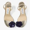 Sandalia de napa metalizada con ramillete de flores Sandalia de napa metalizada con ramillete de flores