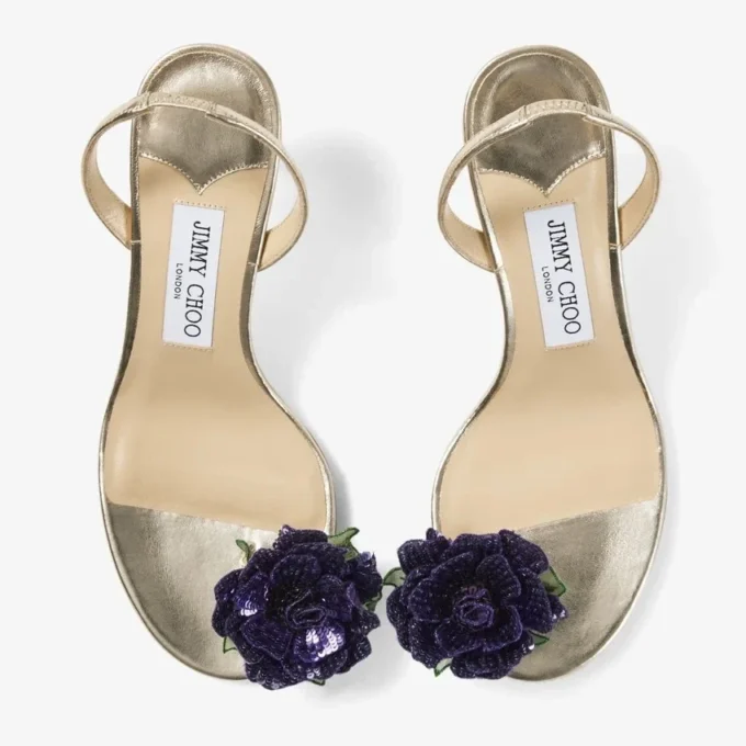 Sandalia de napa metalizada con ramillete de flores Sandalia de napa metalizada con ramillete de flores