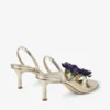 Sandalia de napa metalizada con ramillete de flores Sandalia de napa metalizada con ramillete de flores