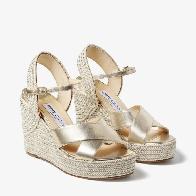 Sandalias de cuña Dellena 100 de piel napa color champán con hilo metálico