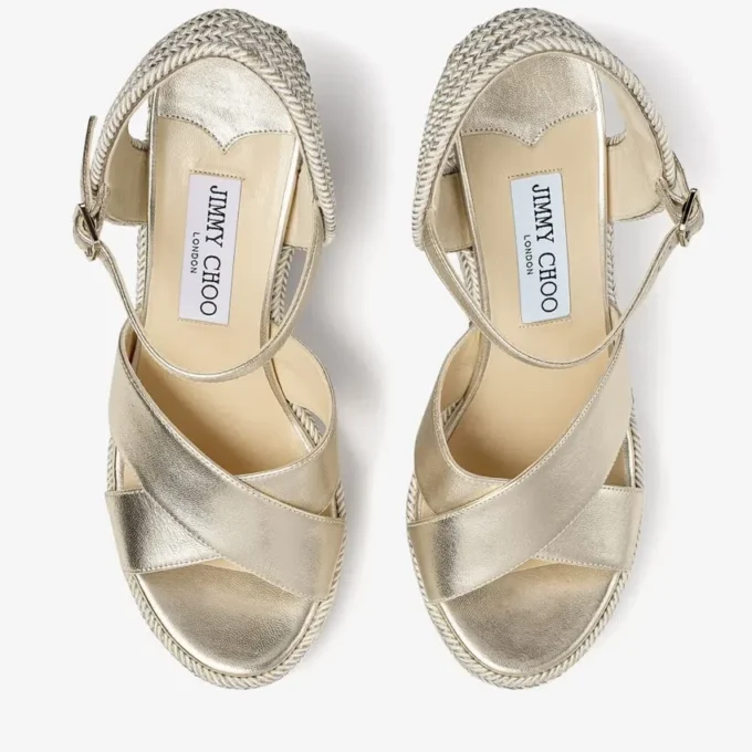 Sandalias de cuña Dellena 100 de piel napa color champán con hilo metálico
