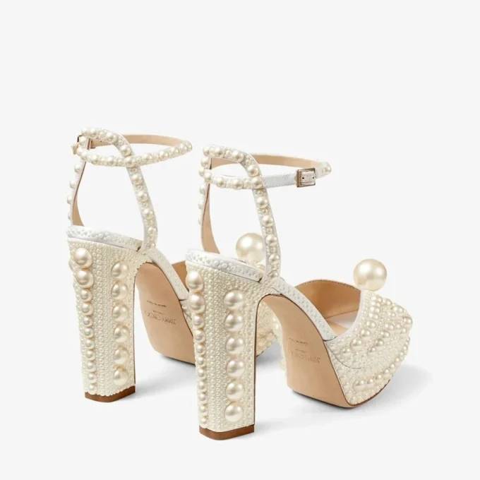 Sandalias de plataforma Sacaria 120 de satén blanco con adornos de perlas por toda la superficie Sandalias de plataforma Sacaria 120 de satén blanco con adornos de perlas por toda la superficie