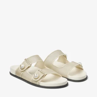 Sandalias Fayence de charol metalizado color champán con perlas