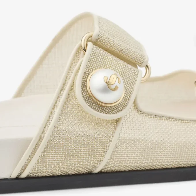 Sandalias Fayence de charol metalizado color champán con perlas