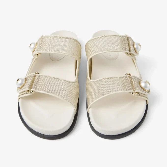 Sandalias Fayence de charol metalizado color champán con perlas