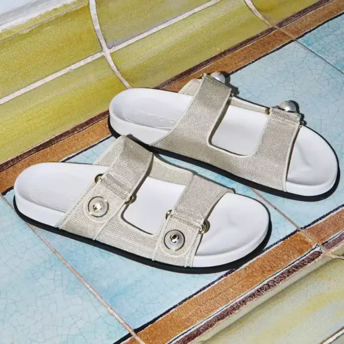 Sandalias Fayence de charol metalizado color champán con perlas