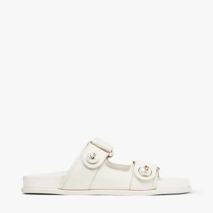 Sandalias Fayence de cuero color café con leche, planas y con adornos de perlas