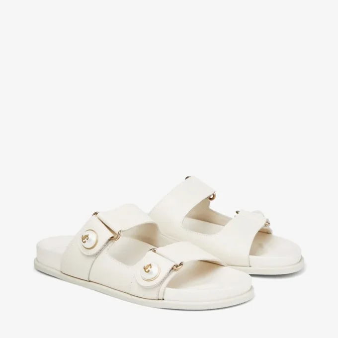 Sandalias Fayence de cuero color café con leche, planas y con adornos de perlas