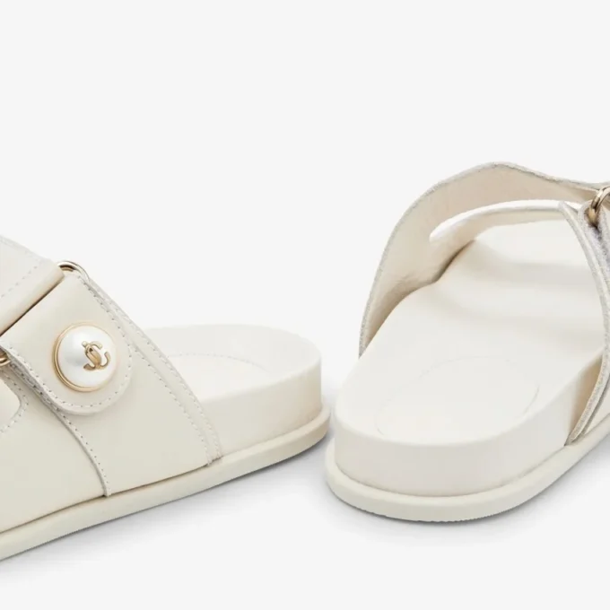 Sandalias Fayence de cuero color café con leche, planas y con adornos de perlas