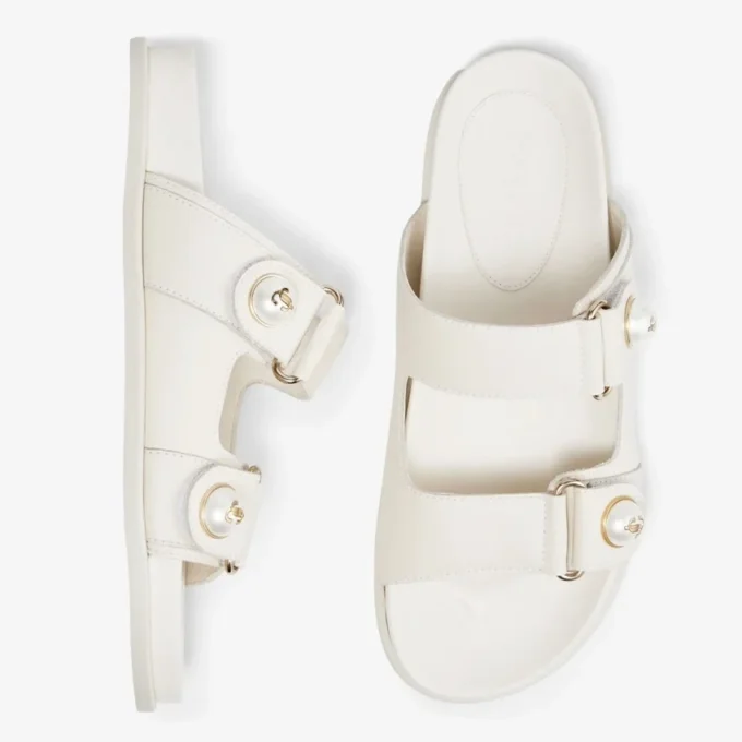Sandalias Fayence de cuero color café con leche, planas y con adornos de perlas