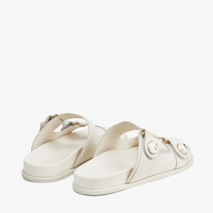 Sandalias Fayence de cuero color café con leche, planas y con adornos de perlas