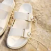 Sandalias Fayence de cuero color café con leche, planas y con adornos de perlas