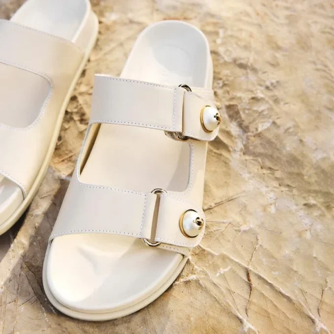 Sandalias Fayence de cuero color café con leche, planas y con adornos de perlas