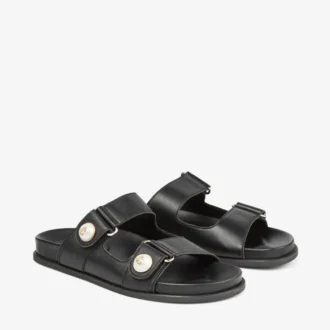 Sandalias Fayence Sandalias planas de cuero negro con adornos de perlas