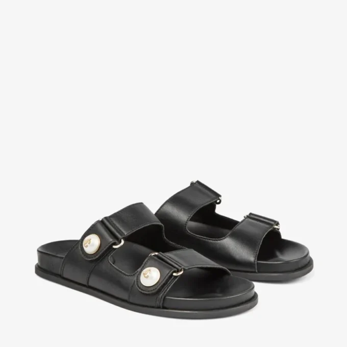 Sandalias Fayence Sandalias planas de cuero negro con adornos de perlas