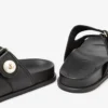 Sandalias Fayence Sandalias planas de cuero negro con adornos de perlas