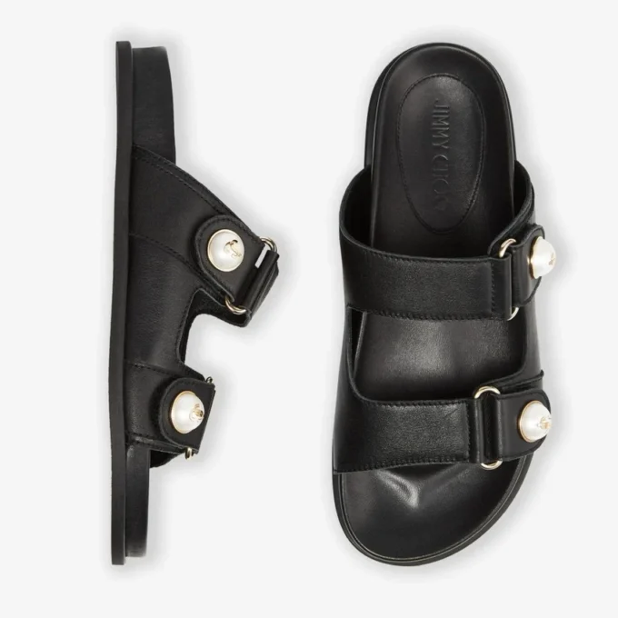 Sandalias Fayence Sandalias planas de cuero negro con adornos de perlas