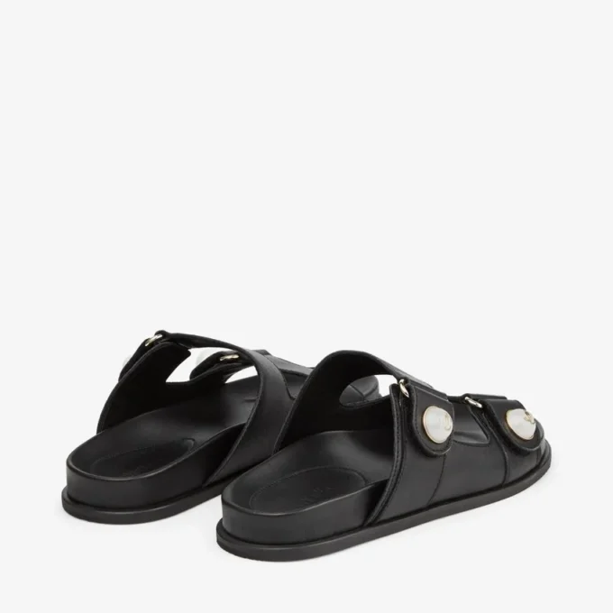 Sandalias Fayence Sandalias planas de cuero negro con adornos de perlas