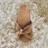 Sandalias planas de ante color toffee Rafi