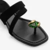 Sandalias planas Emeri Stone en ante negro y verde trébol