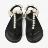 Sandalias planas Miro de ante negro con esferas de nácar Sandalias planas Miro de ante negro con esferas de nácar