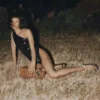 Sandalias planas Miro de ante negro con esferas de nácar Sandalias planas Miro de ante negro con esferas de nácar