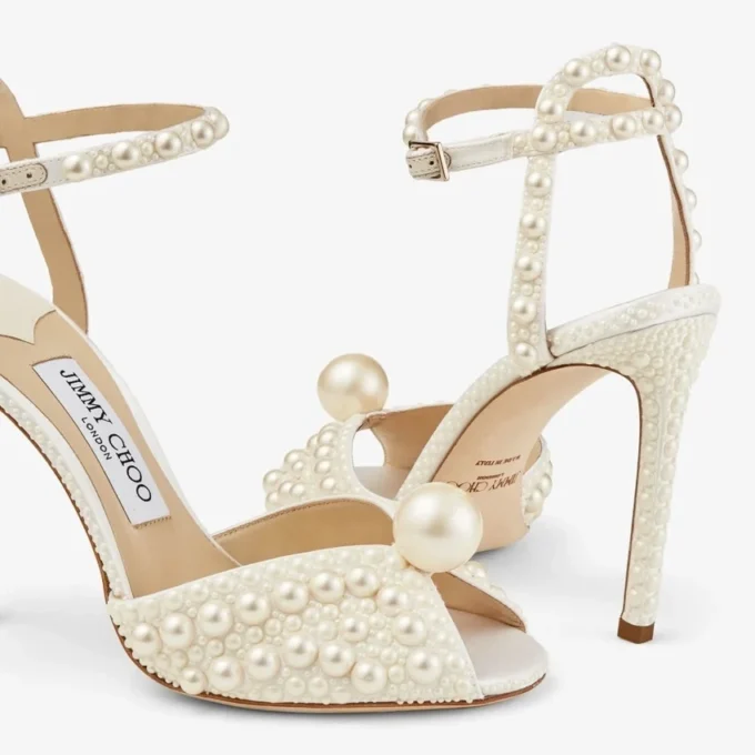 Sandalias Sacora 100 de satén blanco con perlas por toda la superficie Sandalias Sacora 100 de satén blanco con perlas por toda la superficie