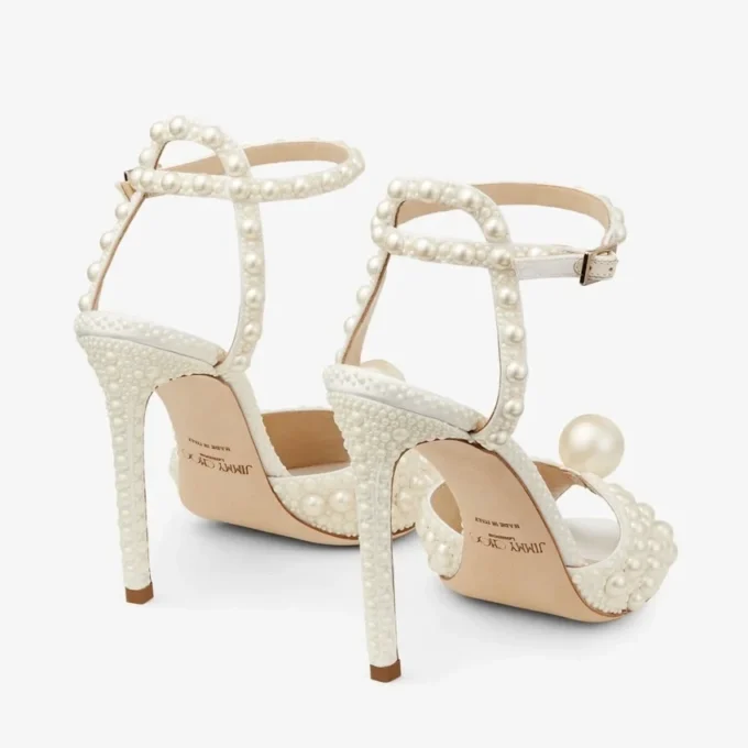 Sandalias Sacora 100 de satén blanco con perlas por toda la superficie Sandalias Sacora 100 de satén blanco con perlas por toda la superficie