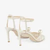 Sandalias Sacora 85 de encaje floral marfil con detalle de perla Sandalias Sacora 85 de encaje floral marfil con detalle de perla