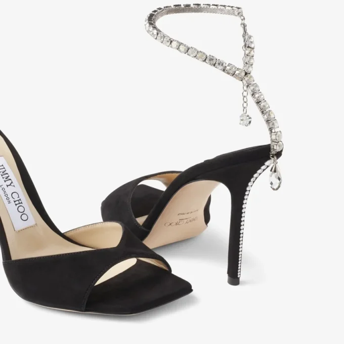 Sandalias Saeda 100 de ante negro con adorno de cristales