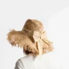 Sombrero Thalia pequeño de rafia natural con lazo de cinta Sombrero Thalia pequeño de rafia natural con lazo de cinta
