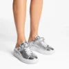 Zapatillas tipo mocasín Diamond Sling de piel metalizada plateada con correa de cristal